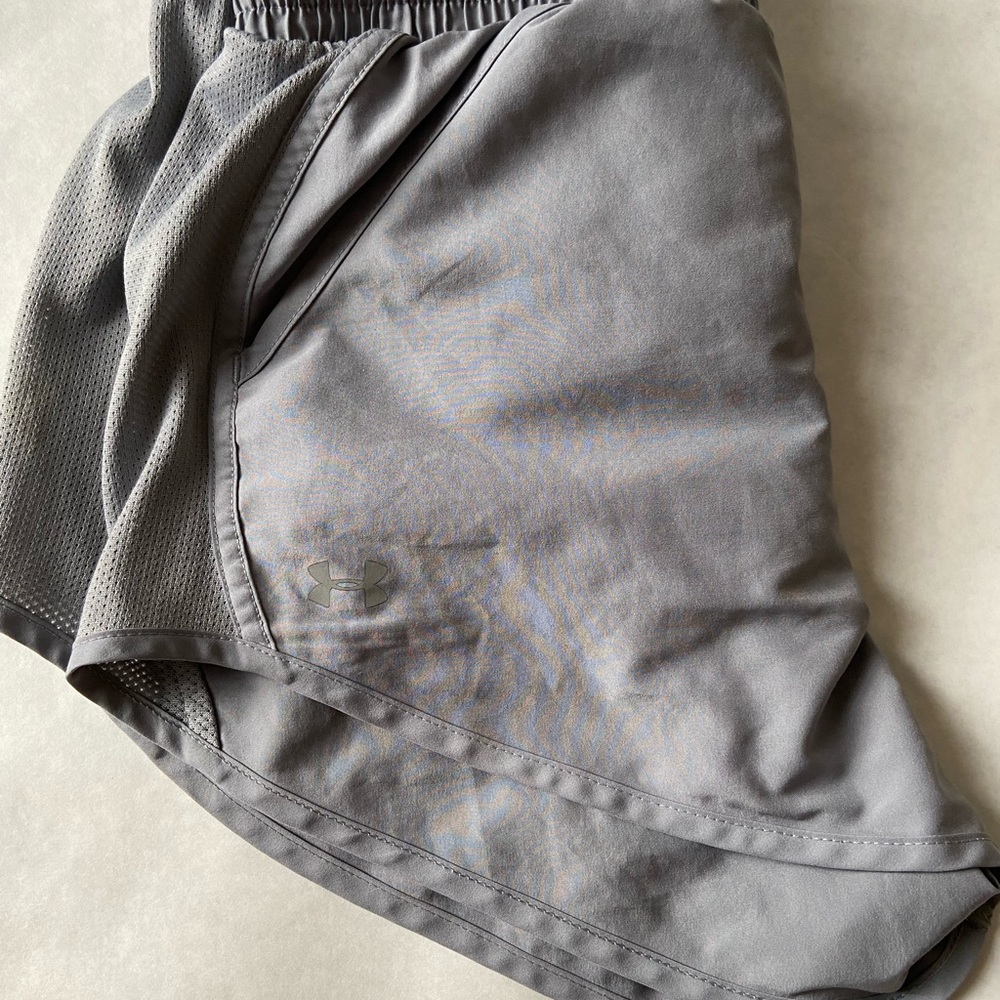 UNDER ARMOUR gray shorts with pockets